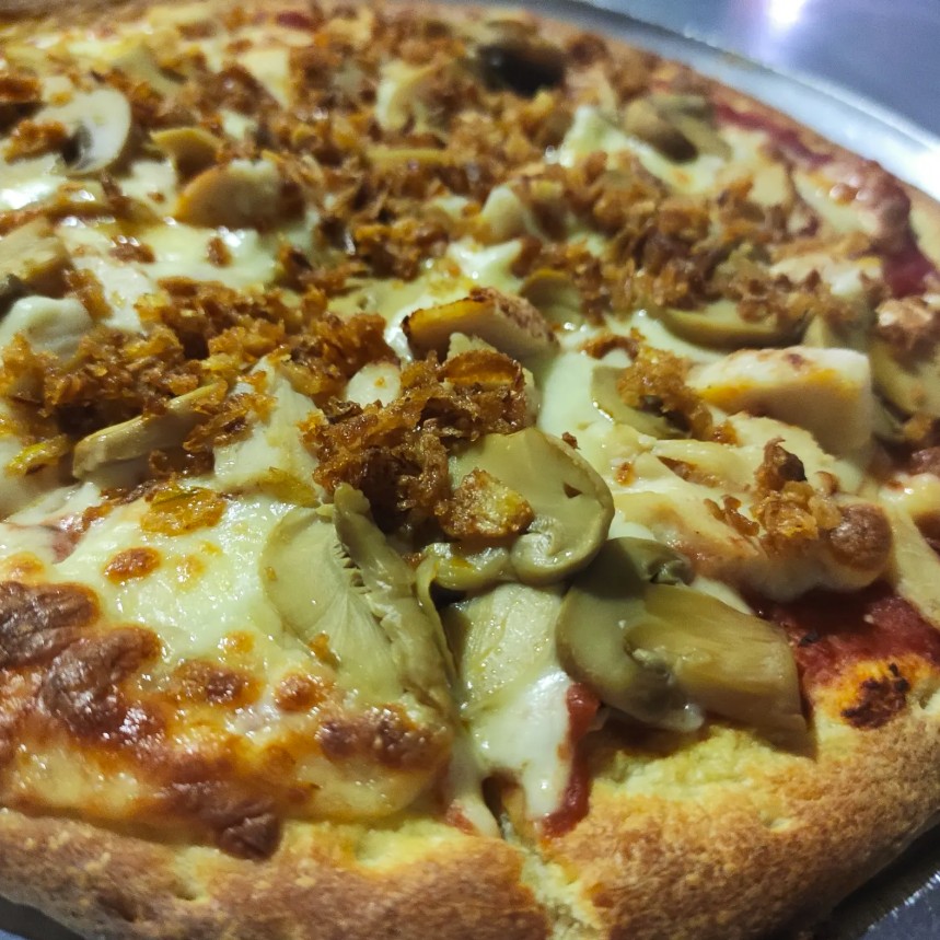 Pizza de champiñones y cebolla frita